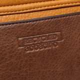 Schultertasche aus recyceltem Material in Bernsteinfarbe.