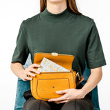 Schultertasche aus recyceltem Material in Bernsteinfarbe.