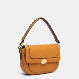 Schultertasche aus recyceltem Material in Bernsteinfarbe.