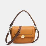 Schultertasche aus recyceltem Material in Bernsteinfarbe.