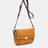 Schultertasche aus recyceltem Material in Bernsteinfarbe.