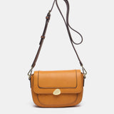 Schultertasche aus recyceltem Material in Bernsteinfarbe.