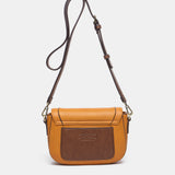 Schultertasche aus recyceltem Material in Bernsteinfarbe.