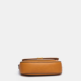 Schultertasche aus recyceltem Material in Bernsteinfarbe.