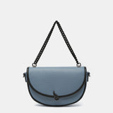 Halbmond-Umhängetasche aus recycelten Materialien in Blau.
