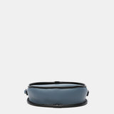 Halbmond-Umhängetasche aus recycelten Materialien in Blau.