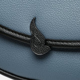 Halbmond-Umhängetasche aus recycelten Materialien in Blau.