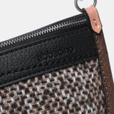 Tweed-Hüfttasche in Braun.