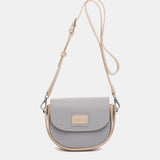 Kleine Umhängetasche aus recycelten Materialien in Blau.