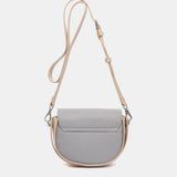 Kleine Umhängetasche aus recycelten Materialien in Blau.