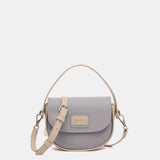 Kleine Umhängetasche aus recycelten Materialien in Blau.