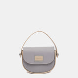 Kleine Umhängetasche aus recycelten Materialien in Blau.