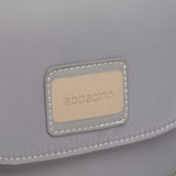 Kleine Umhängetasche aus recycelten Materialien in Blau.