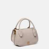 Kleine Handtasche aus recycelten Materialien in Beige.