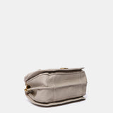 Kleine Handtasche aus recycelten Materialien in Beige.