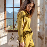 Kleine Handtasche aus recycelten Materialien in Beige.