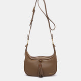 Umhängetasche mit Quaste aus recyceltem Material in Taupe.