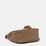 Umhängetasche mit Quaste aus recyceltem Material in Taupe.