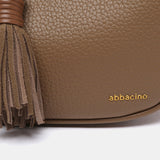 Umhängetasche mit Quaste aus recyceltem Material in Taupe.