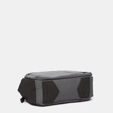 Grau Umhängetasche aus recycelten Materialien.