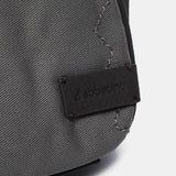 Grau Umhängetasche aus recycelten Materialien.