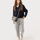 Grau Umhängetasche aus recycelten Materialien.