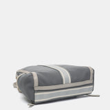 Graue Tasche aus recycelten Materialien.