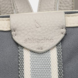 Graue Tasche aus recycelten Materialien.