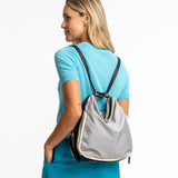 Tasche - Rucksack aus grauem Recyclingmaterial.