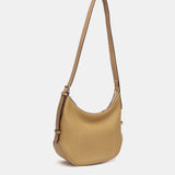 Umhängetasche aus recyceltem Material in Camel.