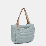 Shopper-Tasche aus recycelten und gepolsterten Materialien in Blau.