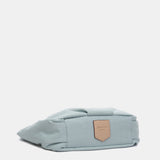 Shopper-Tasche aus recycelten und gepolsterten Materialien in Blau.