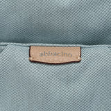 Shopper-Tasche aus recycelten und gepolsterten Materialien in Blau.