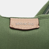Tasche - Rucksack aus recycelten und gepolsterten Materialien in Grün.