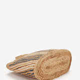 Raffia-Strandkorb in Blau.