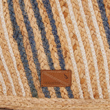 Raffia-Strandkorb in Blau.