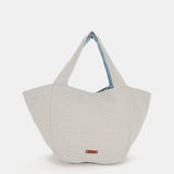 Strandtasche mit blauem Muster.