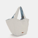 Strandtasche mit blauem Muster.