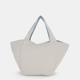Strandtasche mit blauem Muster.