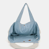 Strandtasche mit blauem Muster.