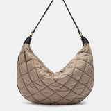 Gepolsterte Schultertasche in Taupe.