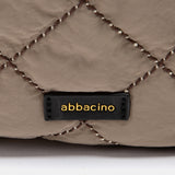 Gepolsterte Schultertasche in Taupe.