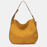 Schultertasche aus recycelten Materialien in Bernsteinton.