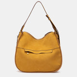 Schultertasche aus recycelten Materialien in Bernsteinton.