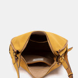 Schultertasche aus recycelten Materialien in Bernsteinton.