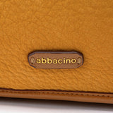 Schultertasche aus recycelten Materialien in Bernsteinton.