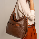 Multifunktionale Tasche aus recycelten braunen Materialien.