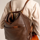 Multifunktionale Tasche aus recycelten braunen Materialien.