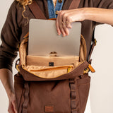 Rucksack aus recycelten Materialien in Braun.