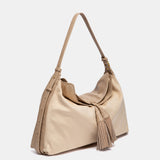 Beiger Schultertasche mit Quaste.